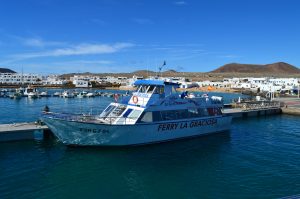 Fähre im Hafen von La Graciosa