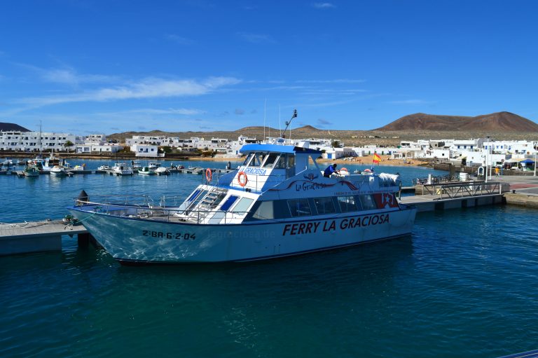 Fähre im Hafen von La Graciosa