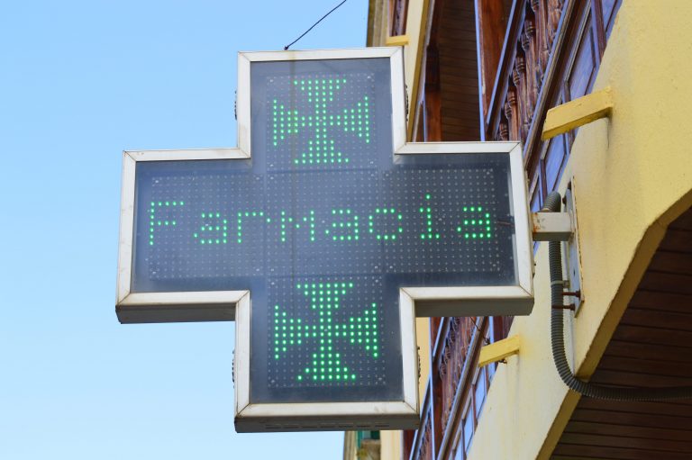 Farmacia. Apotheken erkennen Sie an den grünen Kreuzen.