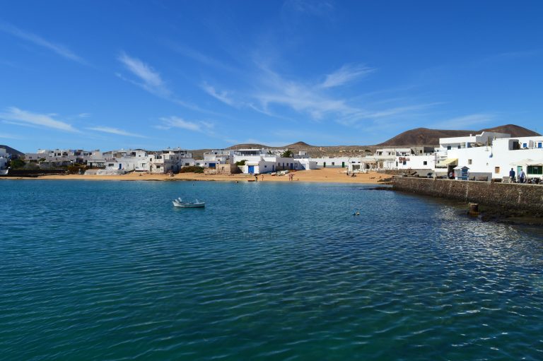 Hafen und Stadtstrand von La Graciosa
