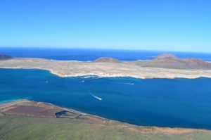 Blick auf La Graciosa vom Mirador del Río auf Lanzarote