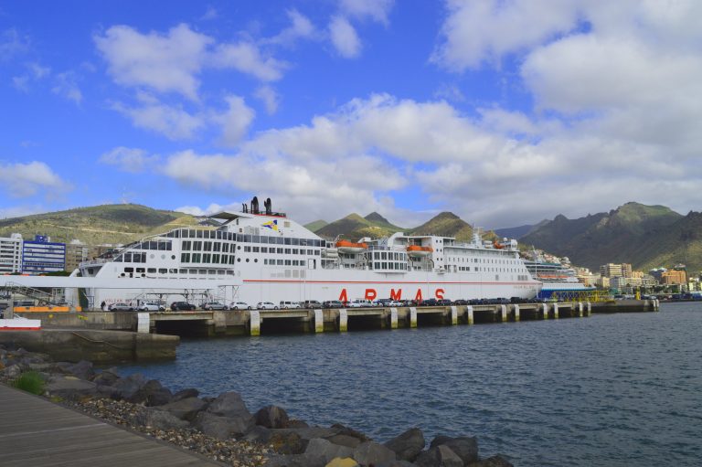 Fähre im Hafen von Santa Cruz auf Teneriffa